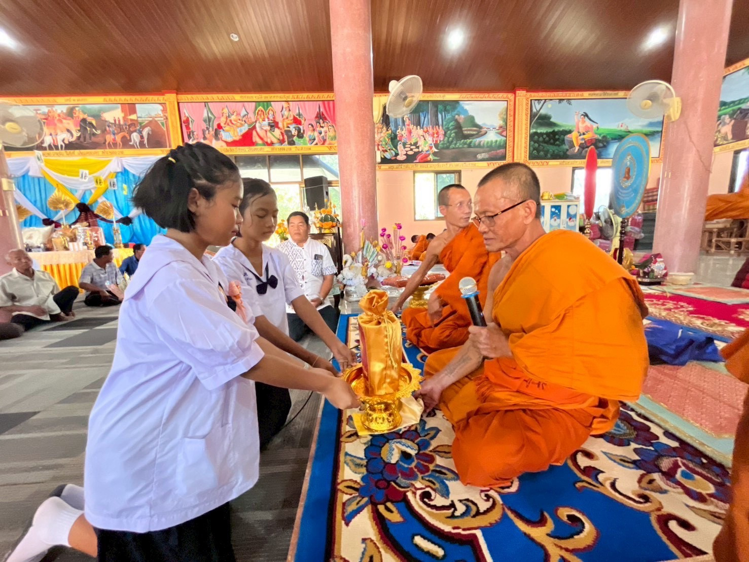 ภาพการถวายปัจจัยวัดแจ้งสว่าง