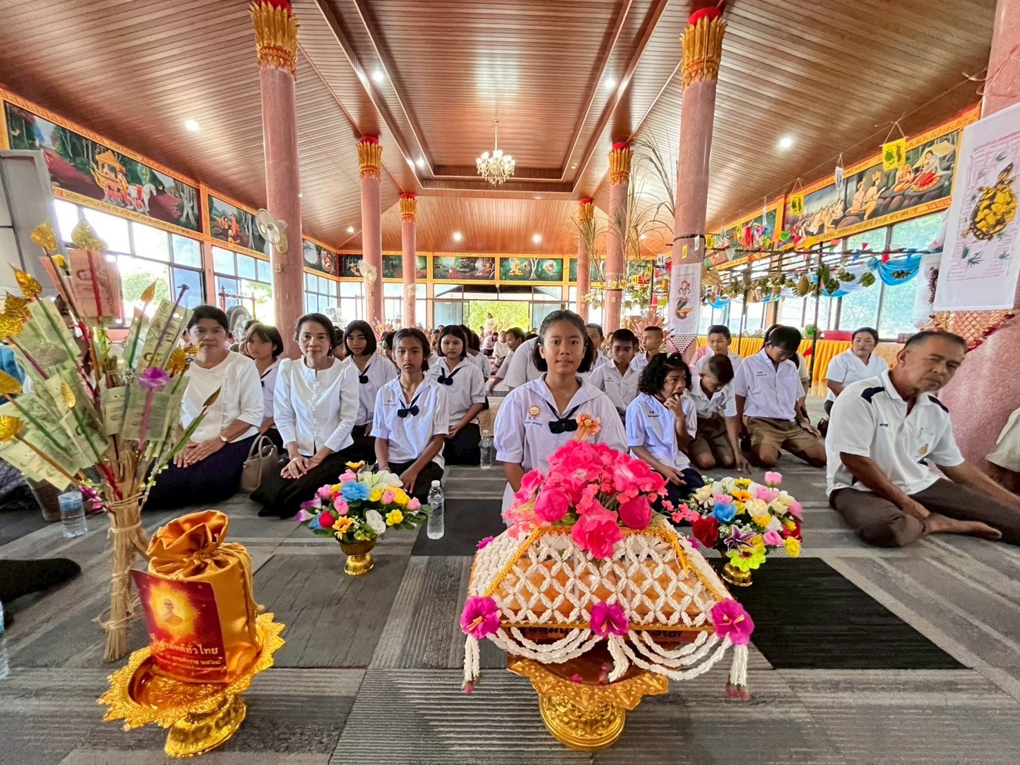 ภาพหมู่ถือพานถวายปัจจัยวัดแจ้งสว่าง