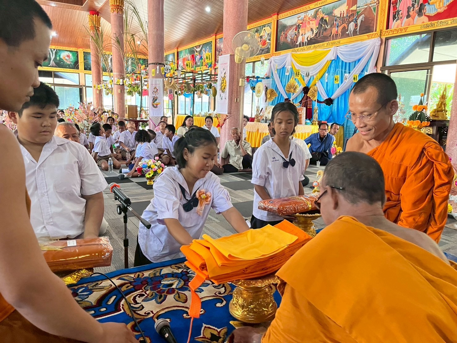 ภาพร่วมพิธีกรรมวัดแจ้งสว่าง