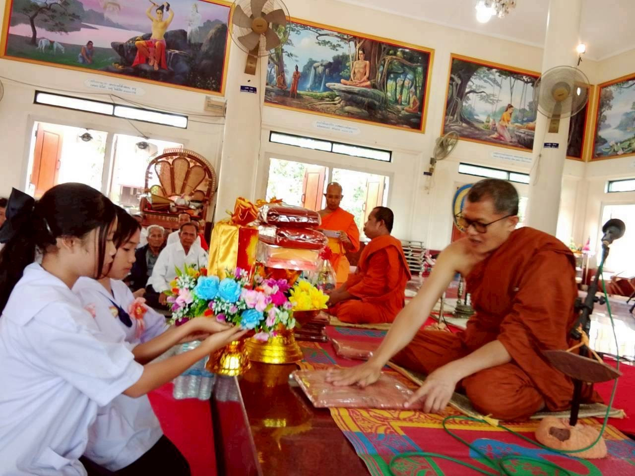 ภาพการถวายปัจจัยวัดบัวแดง