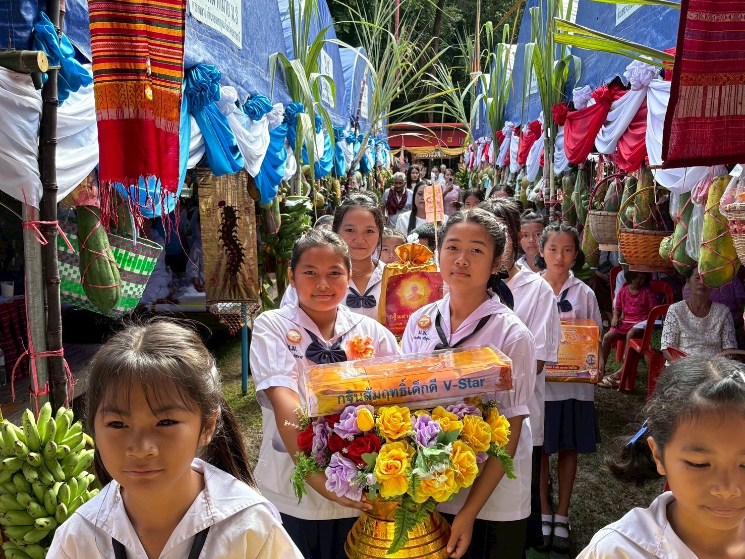 ภาพหมู่ถือพานถวายปัจจัยวัดป่าหมากมาย