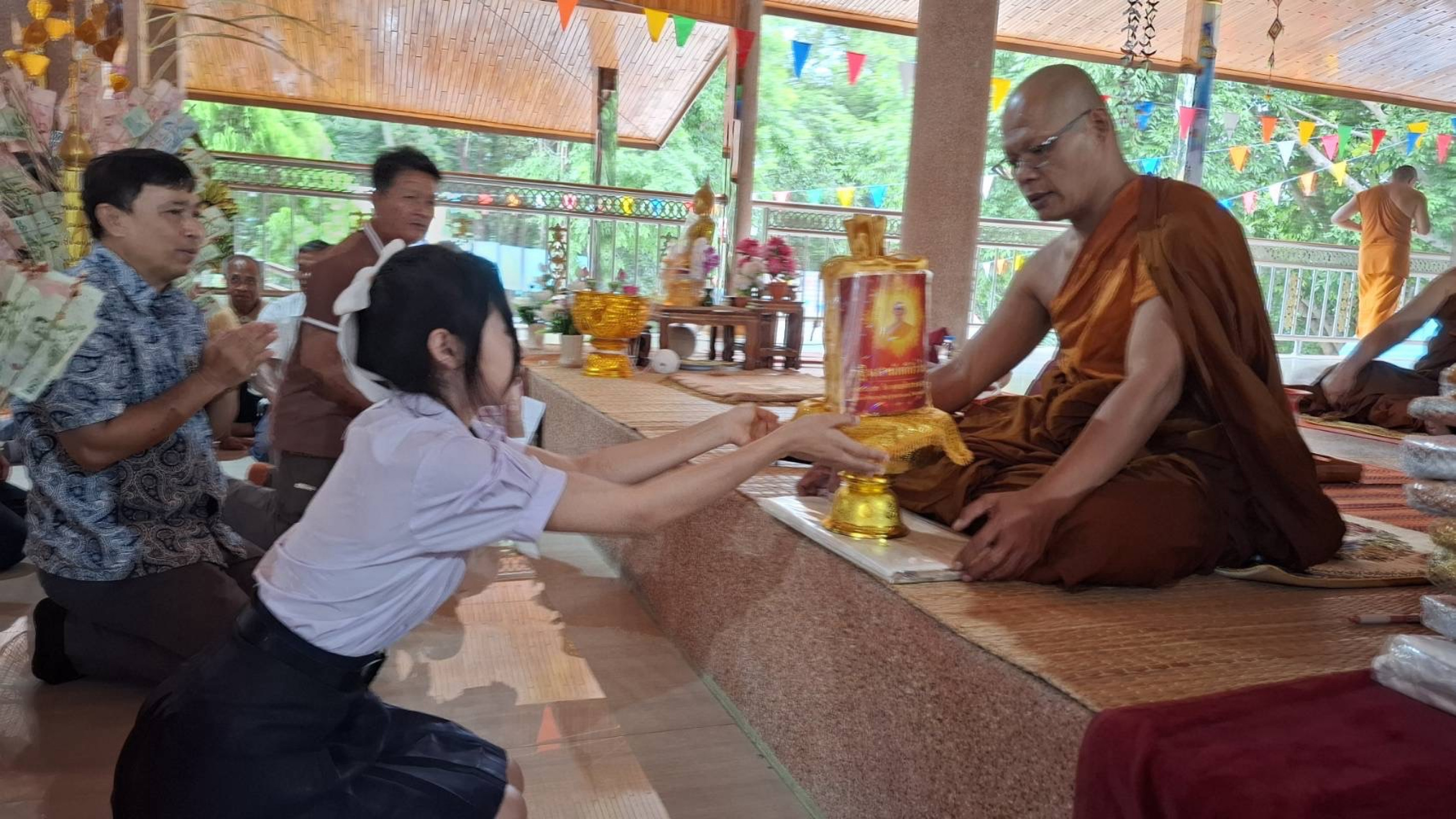 ภาพการถวายปัจจัยวัดป่าศีลคุณ