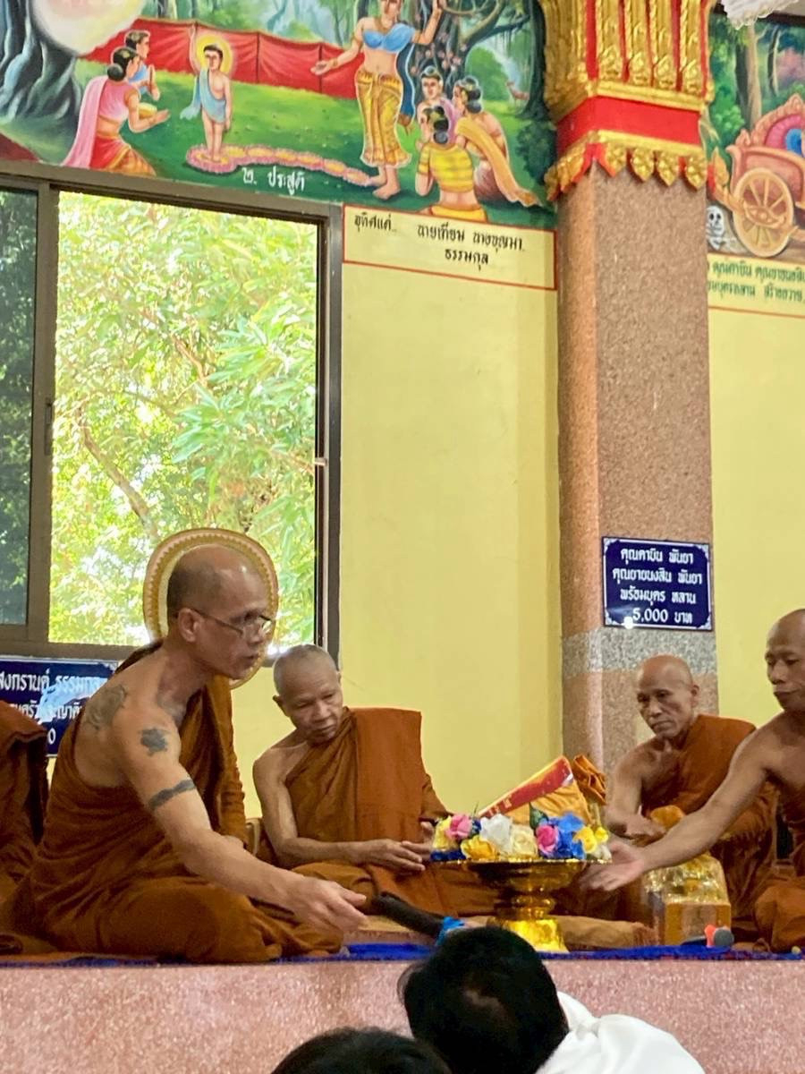ภาพการถวายปัจจัยวัดนาดอกไม้
