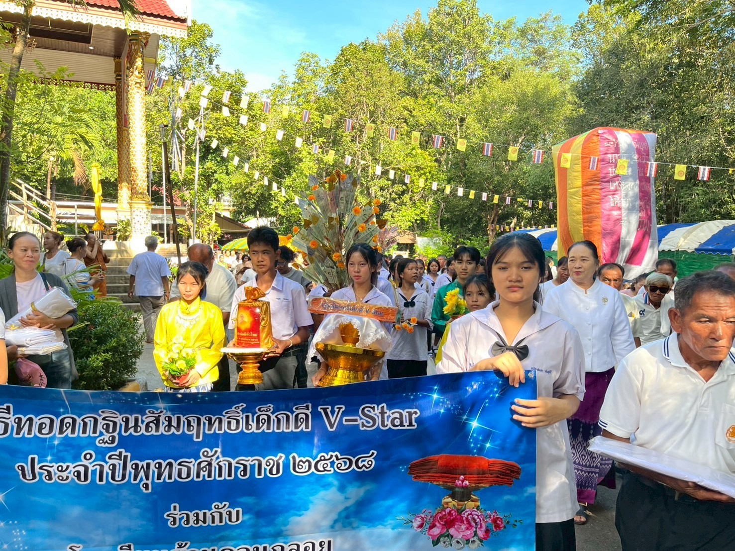 ภาพร่วมขบวนกฐินวัดป่าดงยางพรพิบูลย์