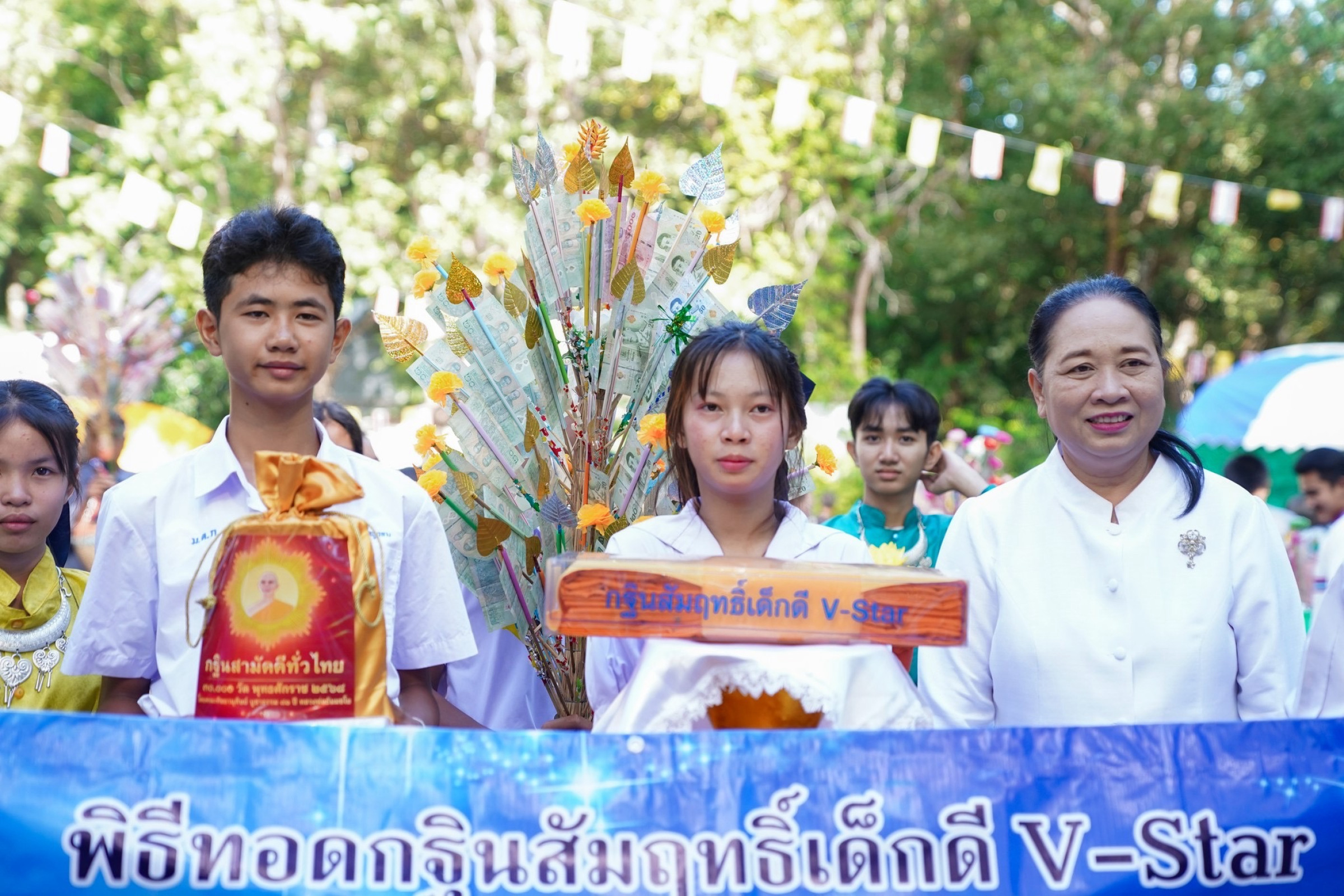 ภาพหมู่ถือพานถวายปัจจัยวัดป่าดงยางพรพิบูลย์