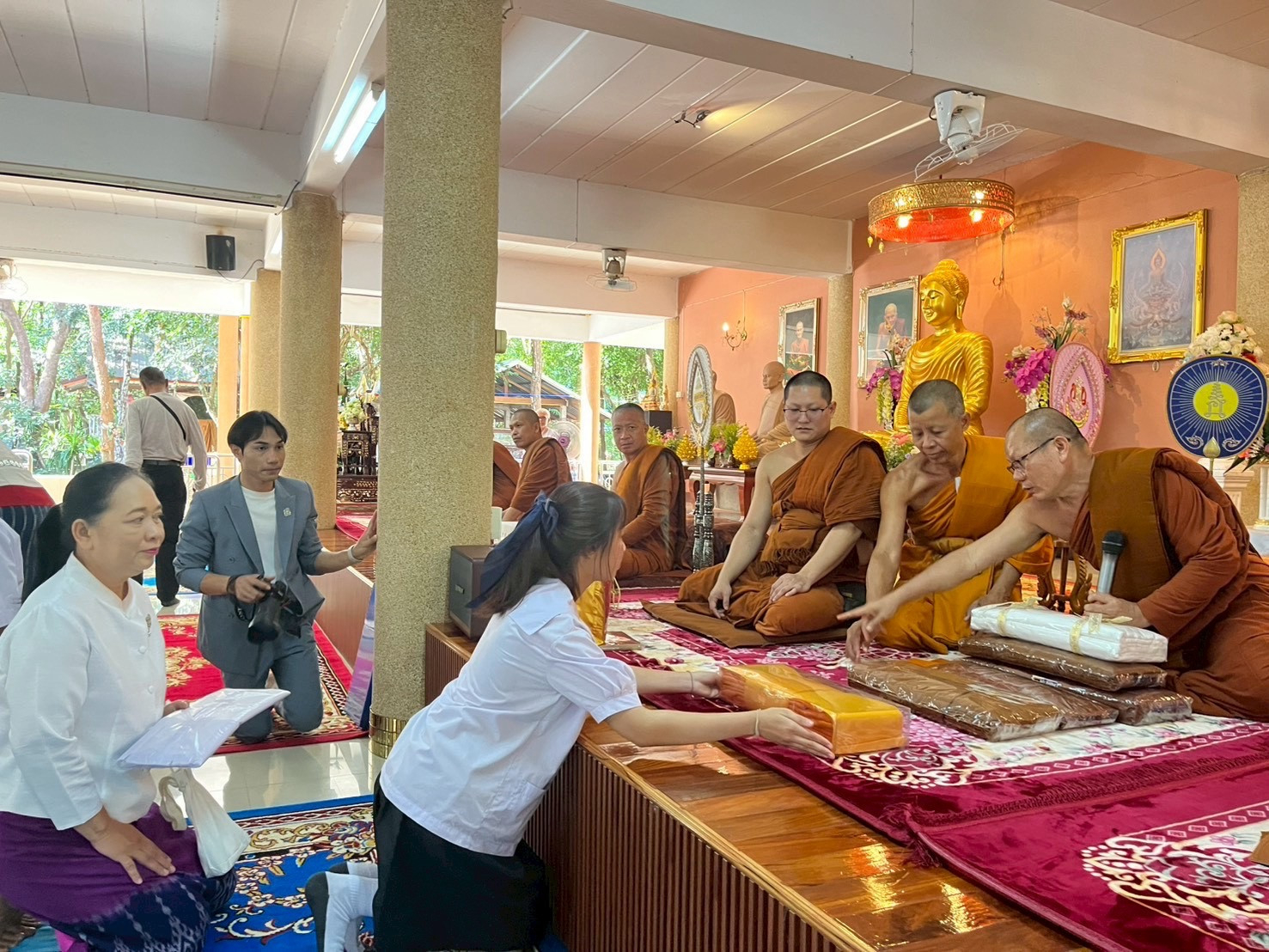 ภาพร่วมพิธีกรรมวัดป่าดงยางพรพิบูลย์