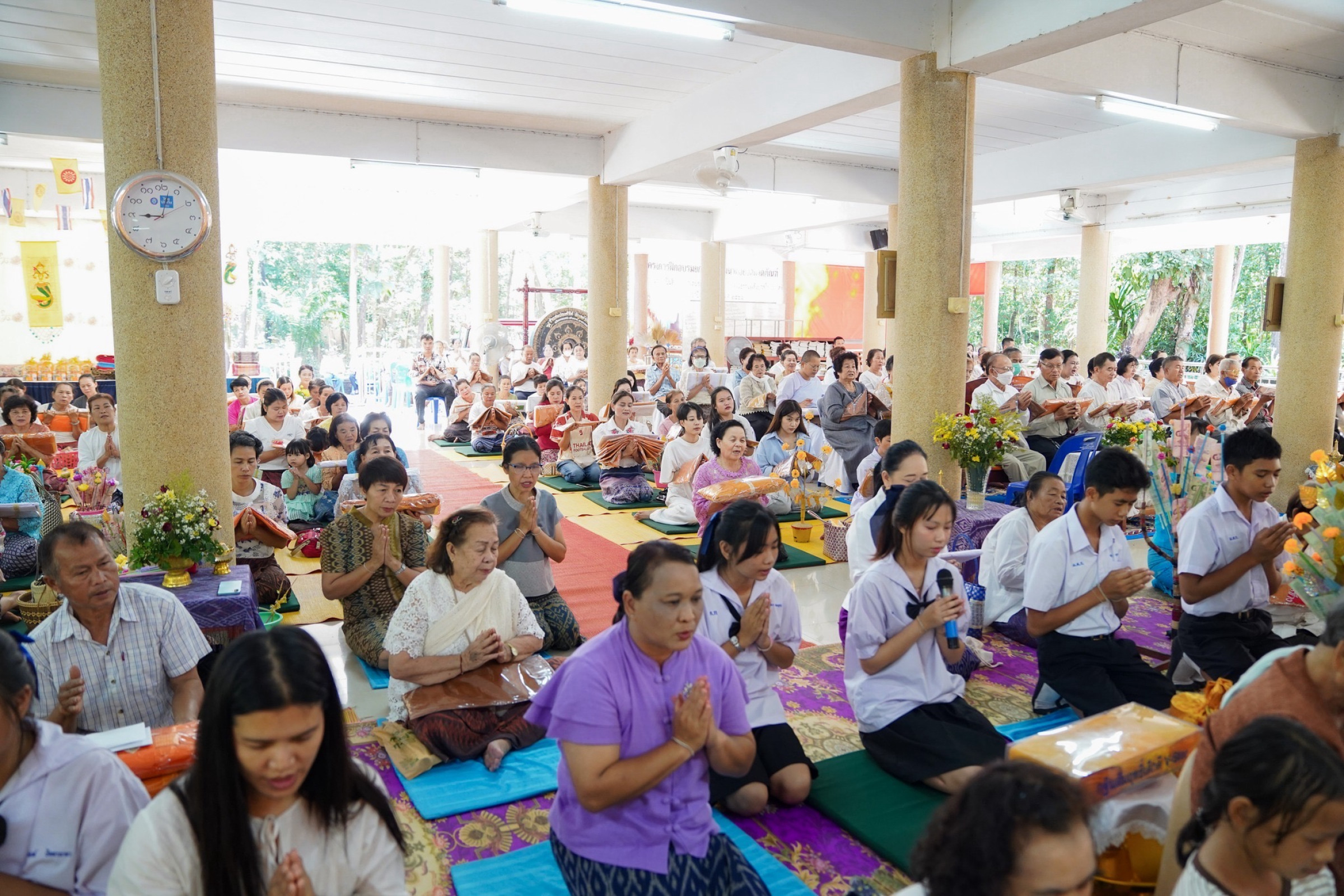 ภาพร่วมพิธีกรรมวัดป่าดงยางพรพิบูลย์