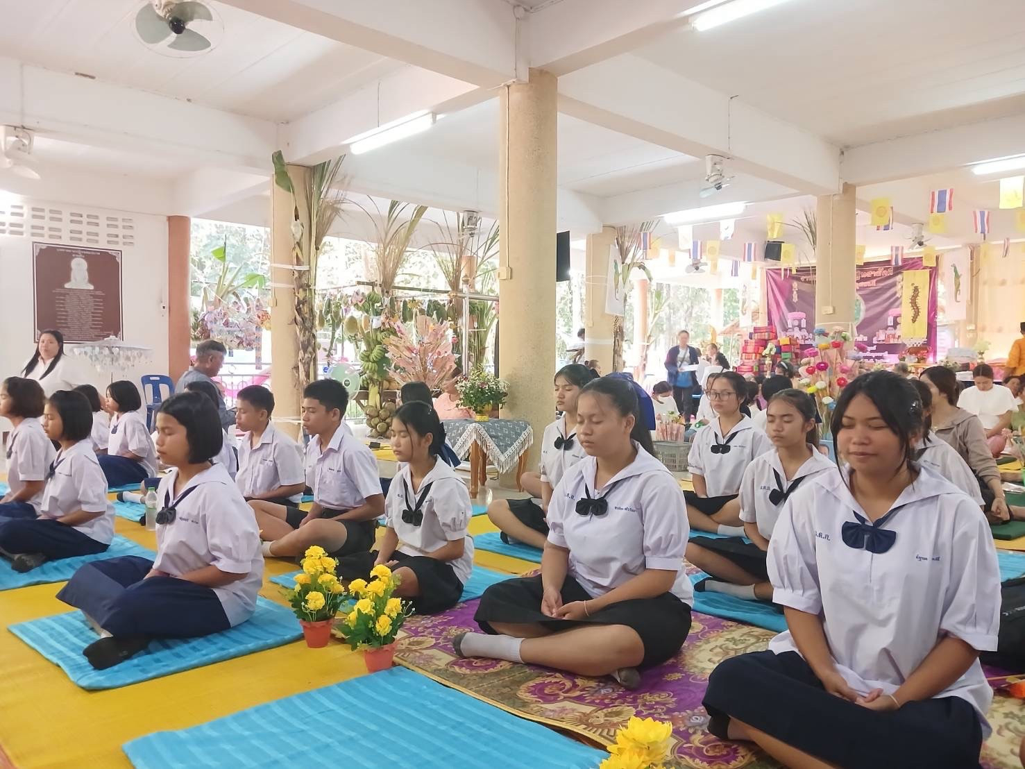 ภาพร่วมพิธีกรรมวัดป่าดงยางพรพิบูลย์