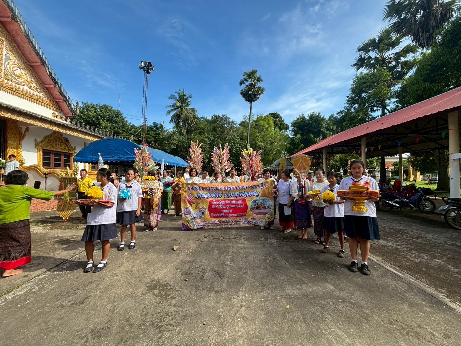 ภาพหมู่ถือพานถวายปัจจัยวัดสะพือเหนือ