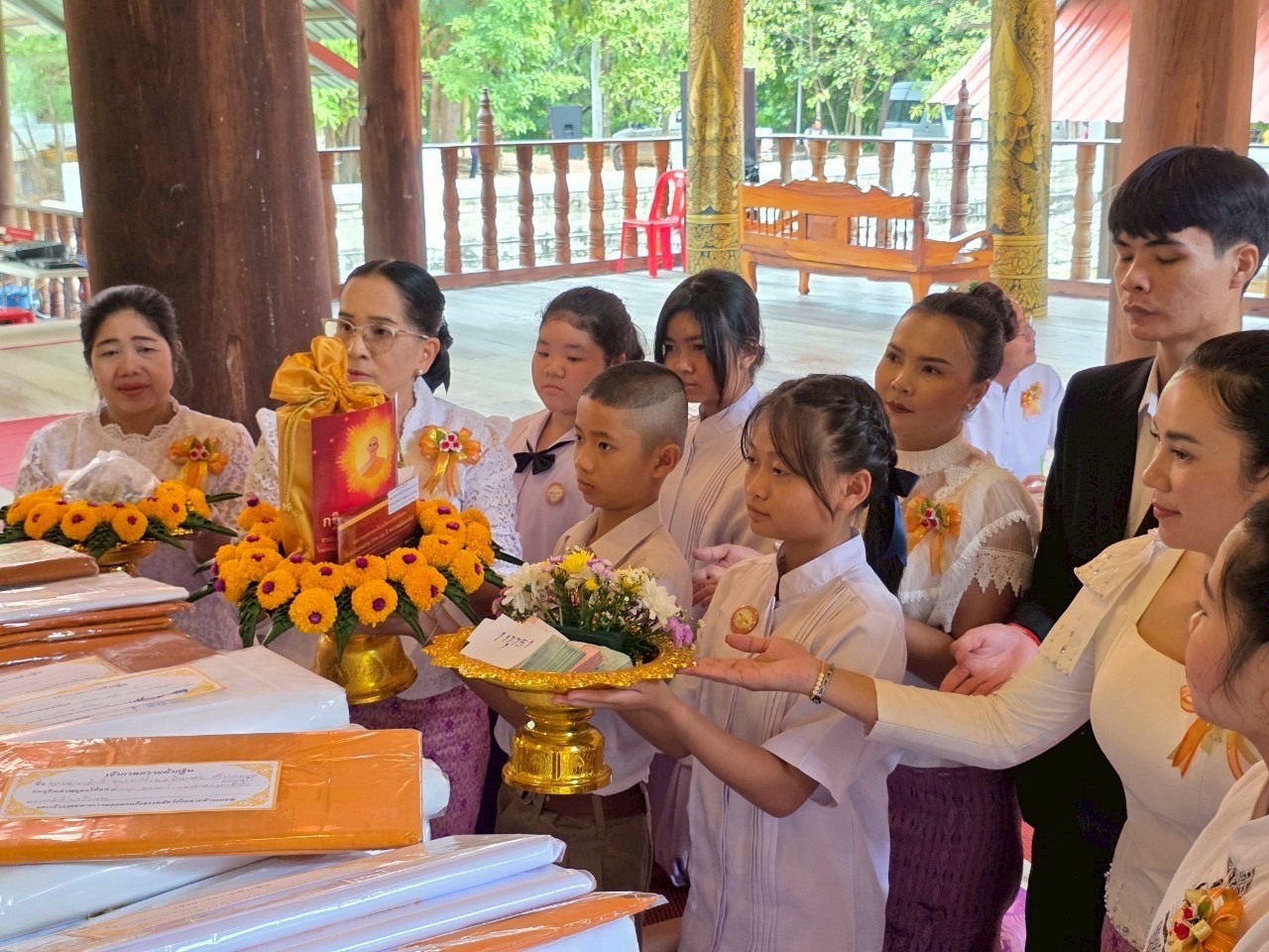 ภาพหมู่ถือพานถวายปัจจัยสำนักสงฆ์วัดป่าโคกกลาง สาขาหนองป่าพงที่ 21