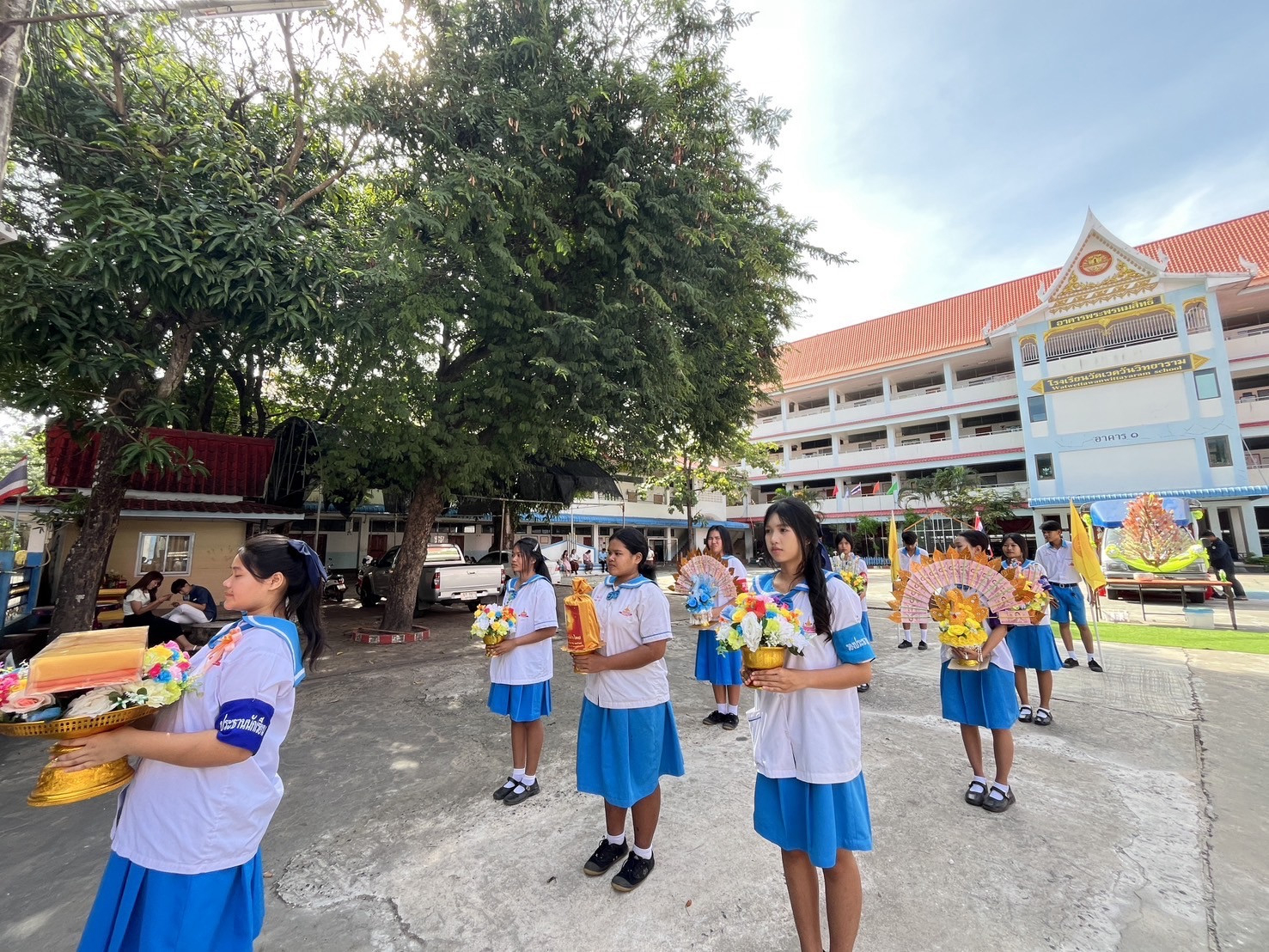 ภาพหมู่ถือพานถวายปัจจัยวัดเวตวันวิทยาราม