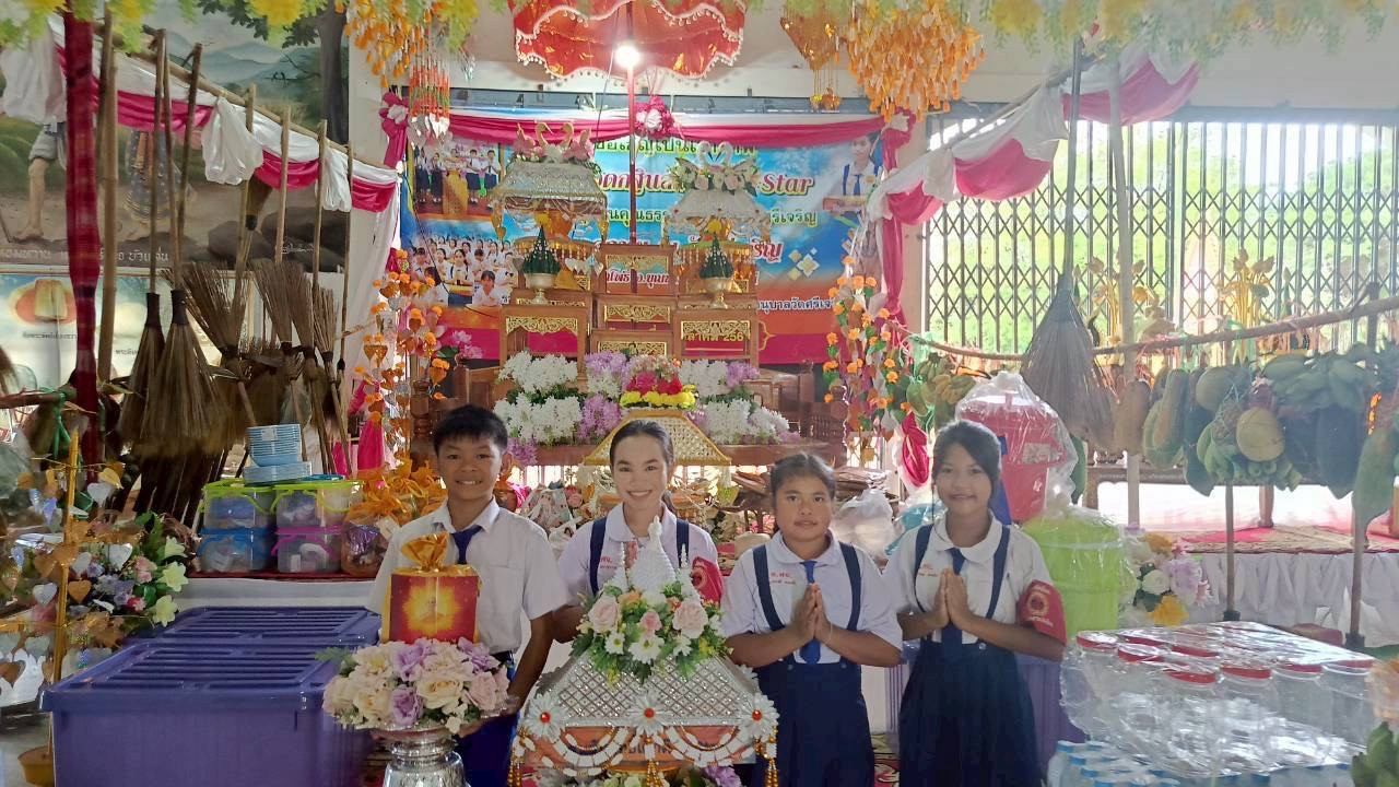 ภาพหมู่ถือพานถวายปัจจัยวัดศรีเจริญ