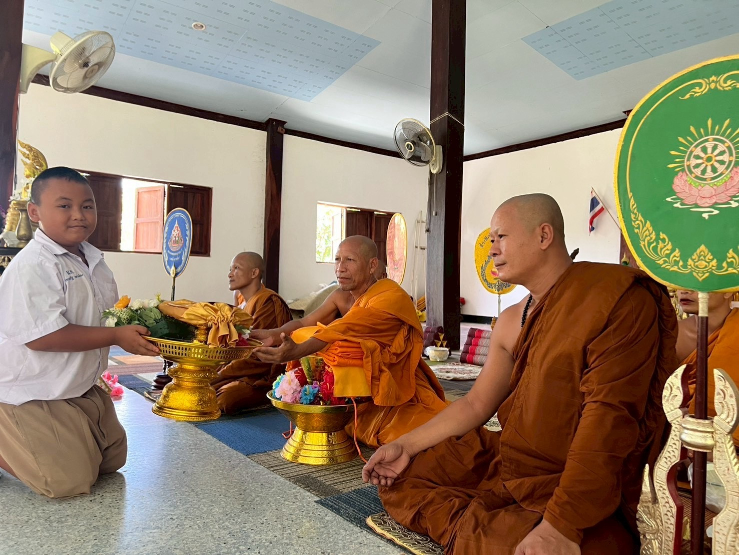 ภาพการถวายปัจจัยวัดศรีดงบาก