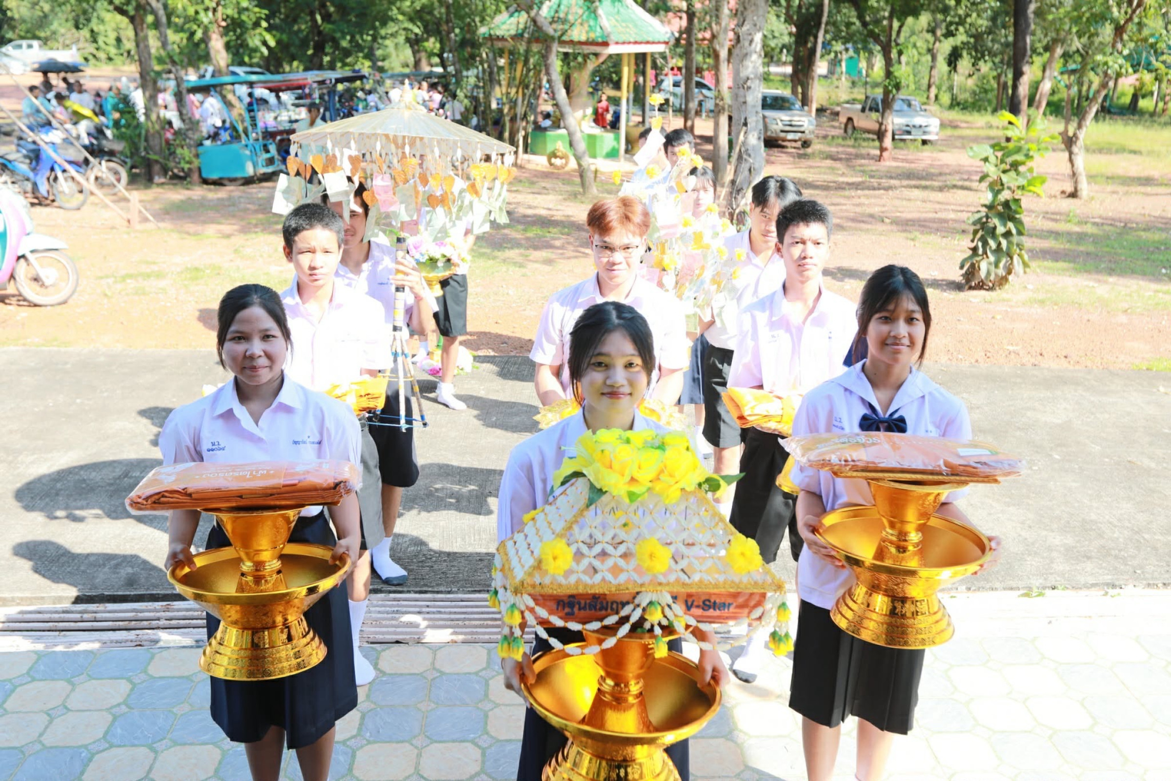 ภาพหมู่ถือพานถวายปัจจัยวัดป่าดอนพระ