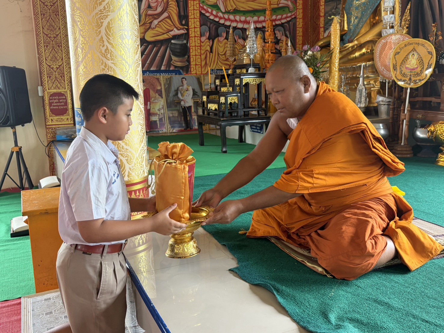 ภาพการถวายปัจจัยวัดศรีบัวบาน