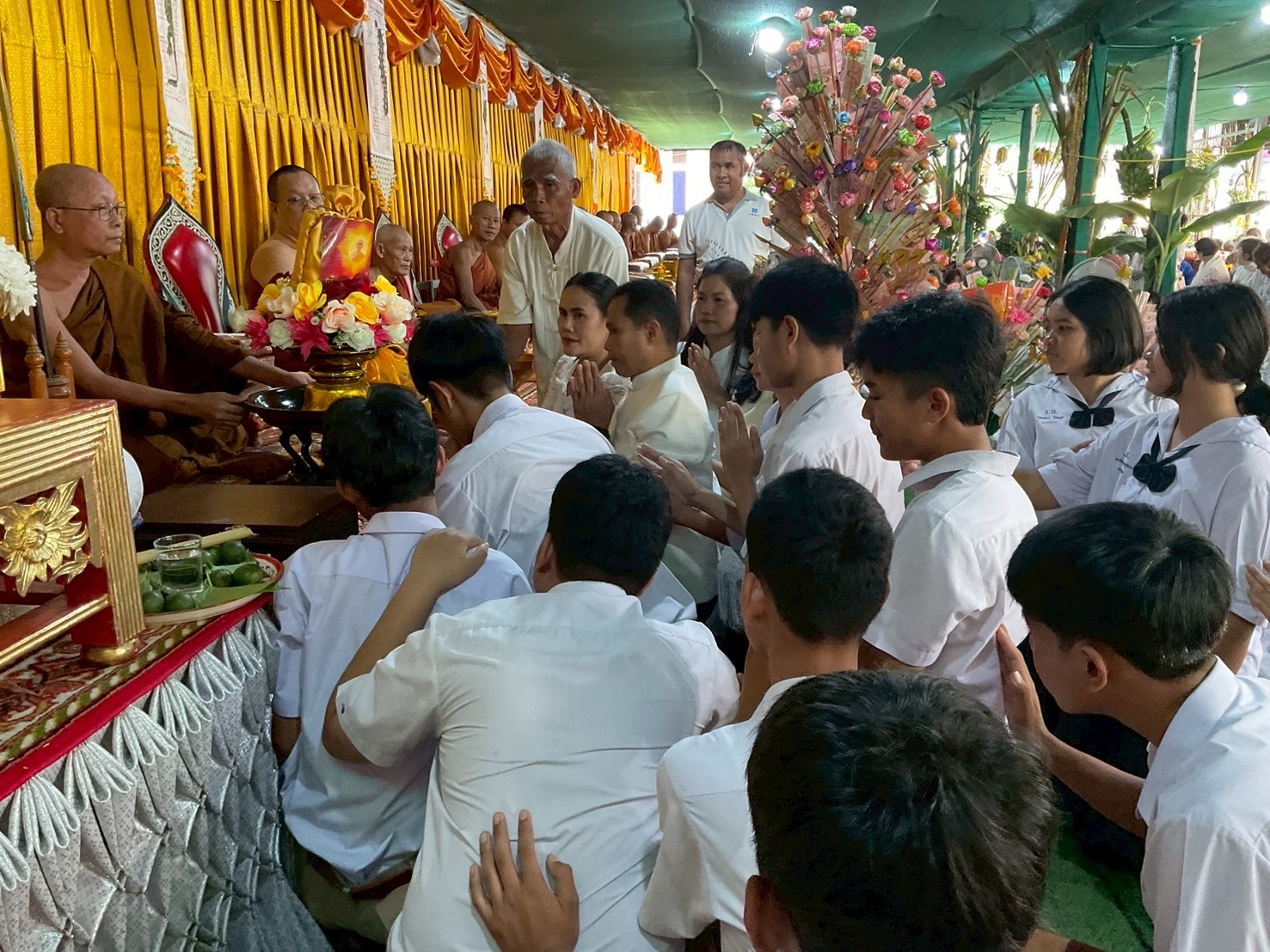 ภาพการถวายปัจจัยวัดโพธิ์ศรีธาตุ