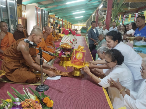 ภาพการถวายปัจจัยวัดตะแบกโพรง