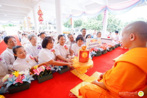 ภาพหมู่ถือพานถวายปัจจัยศูนย์ปฏิบัติธรรมสวนผึ้ง
