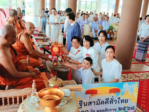 ภาพหมู่ถือพานถวายปัจจัยสำนักสงฆ์สำนักวิปัสสนาโมกขมังคลานุสรณ์