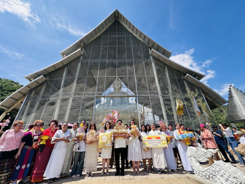 ภาพหมู่ถือพานถวายปัจจัยที่พักสงฆ์ถ้ำรัตนบุปผา