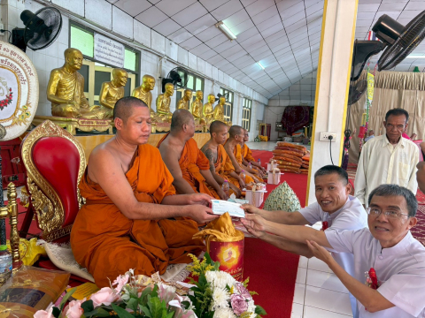 ภาพการถวายปัจจัยวัดดงบ้านกร่าง