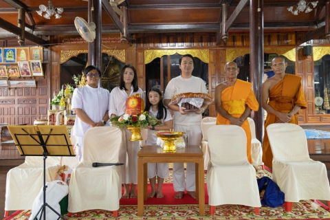 ภาพหมู่ถือพานถวายปัจจัยวัดราษฎร์ศรัทธา