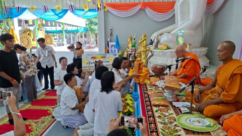 ภาพการถวายปัจจัยวัดธรรมประทีป