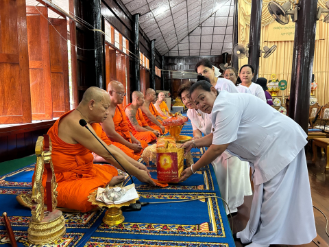ภาพการถวายปัจจัยวัดเพลง