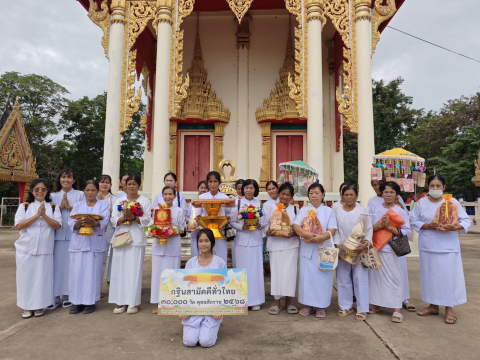 ภาพหมู่ถือพานถวายปัจจัยวัดดอนสำโรง