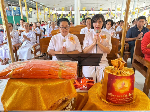 ภาพหมู่ถือพานถวายปัจจัยวัดโพธิ์ศรีสำราญ