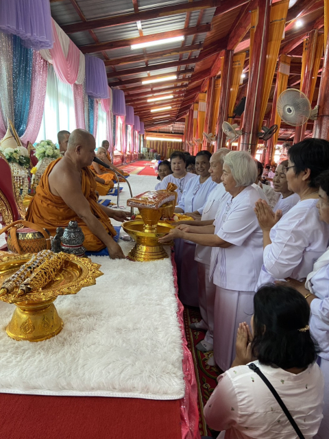 ภาพการถวายปัจจัยวัดวังหิน