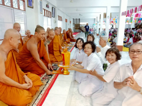 ภาพการถวายปัจจัยวัดดำรงธรรมาราม