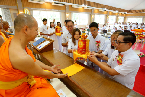 ภาพหมู่ถือพานถวายปัจจัยศูนย์ปฏิบัติธรรมพนมสารคาม