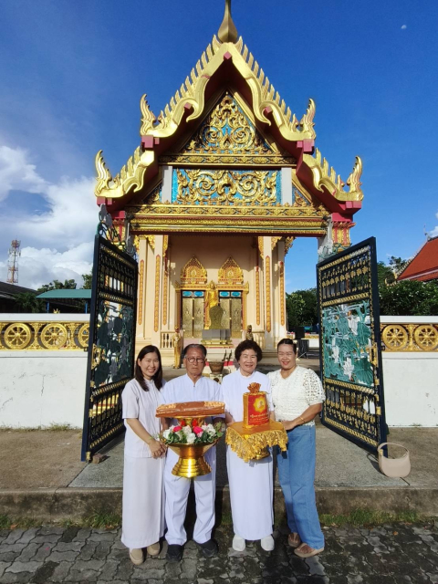 ภาพหมู่ถือพานถวายปัจจัยวัดสว่างอารมณ์