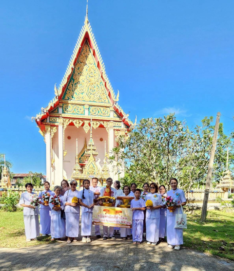 ภาพหมู่ถือพานถวายปัจจัยวัดศรีชมภู