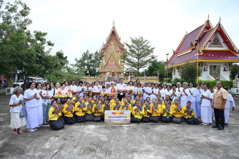ภาพหมู่ถือพานถวายปัจจัยวัดทุ่งสว่าง