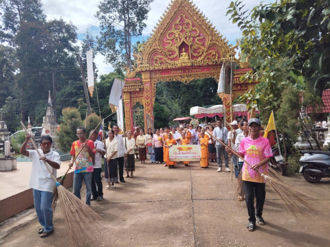 ภาพหมู่ถือพานถวายปัจจัยวัดสุพรรณหงษ์วนาราม