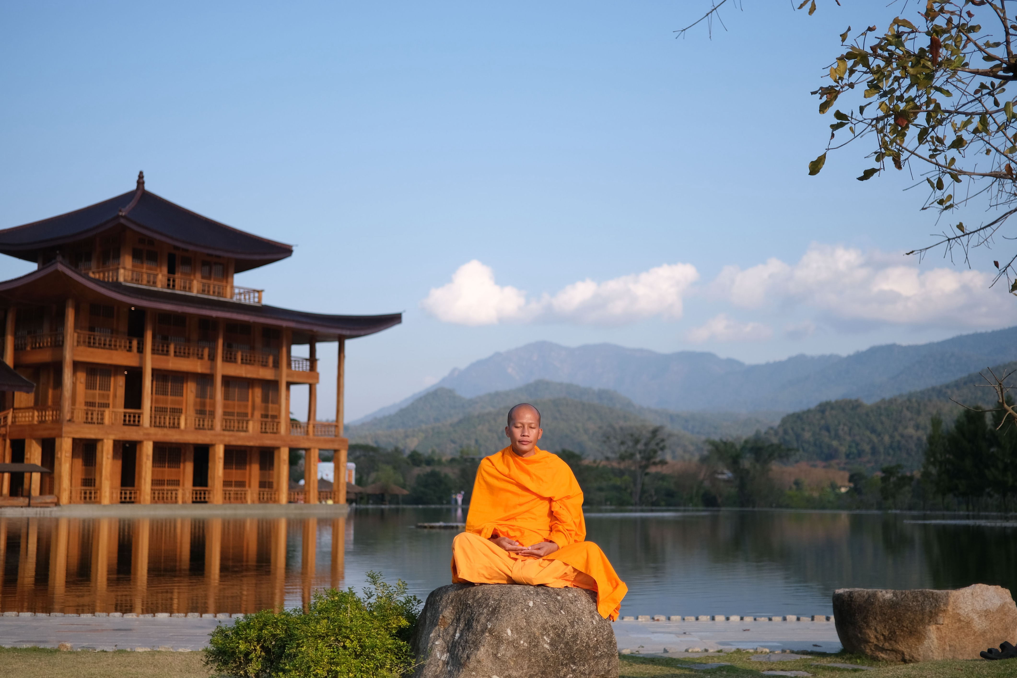 พระสงฆ์นั่งสมาธิที่วัดท่ามกลางธรรมชาติ