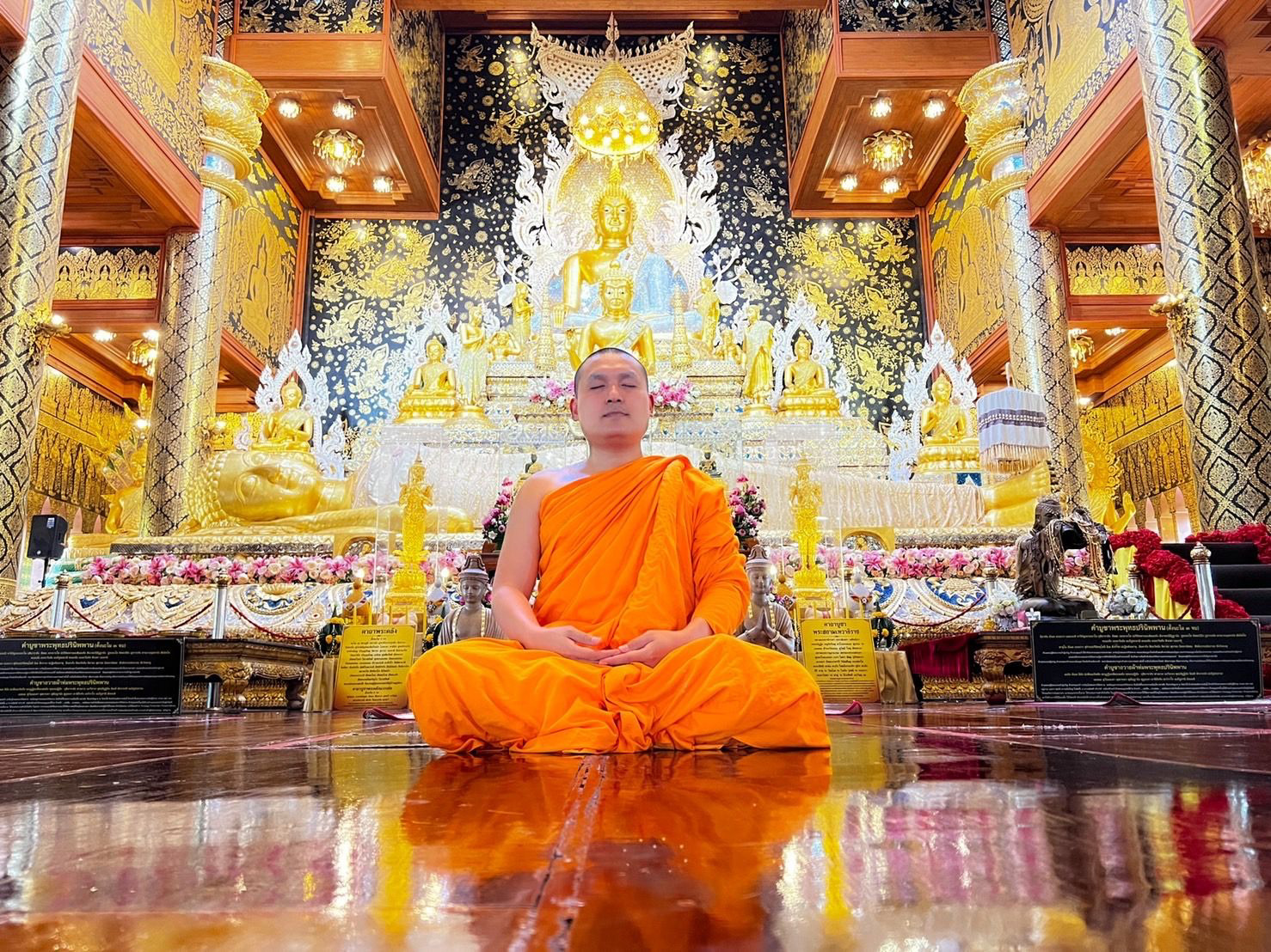 พระสงฆ์นั่งสมาธิในวัดที่สวยงาม
