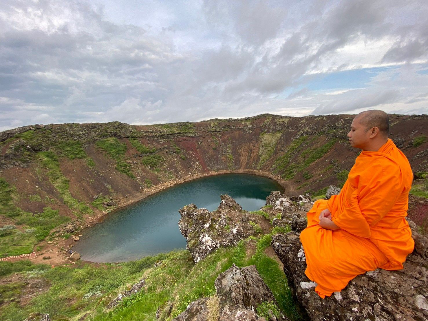 การเจริญกรรมฐานของพระสงฆ์ที่ปล่องภูเขาไฟ