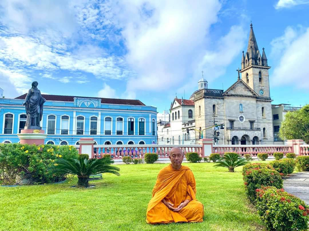 พระภิกษุในสวนสาธารณะ