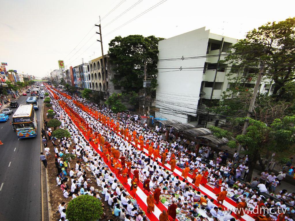 ภาพพื้นหลัง No.2034:ประมวลภาพตักบาตรพระทั่วไทย