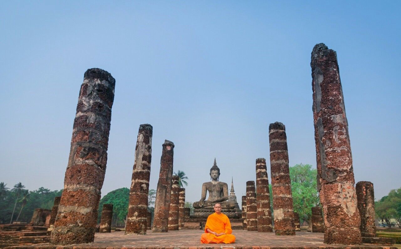 พระพุทธรูปและพระภิกษุในสุโขทัย