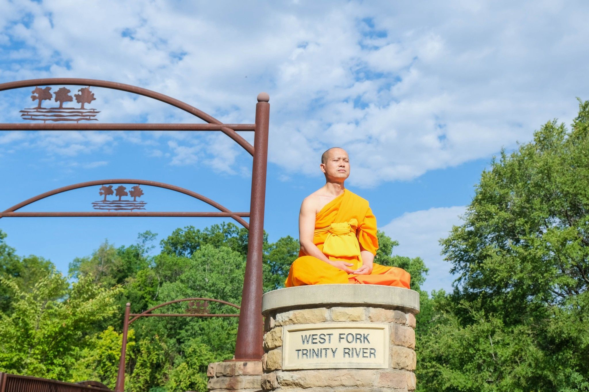 รูปปั้นพระสงฆ์ที่แม่น้ำทรีนิตี้