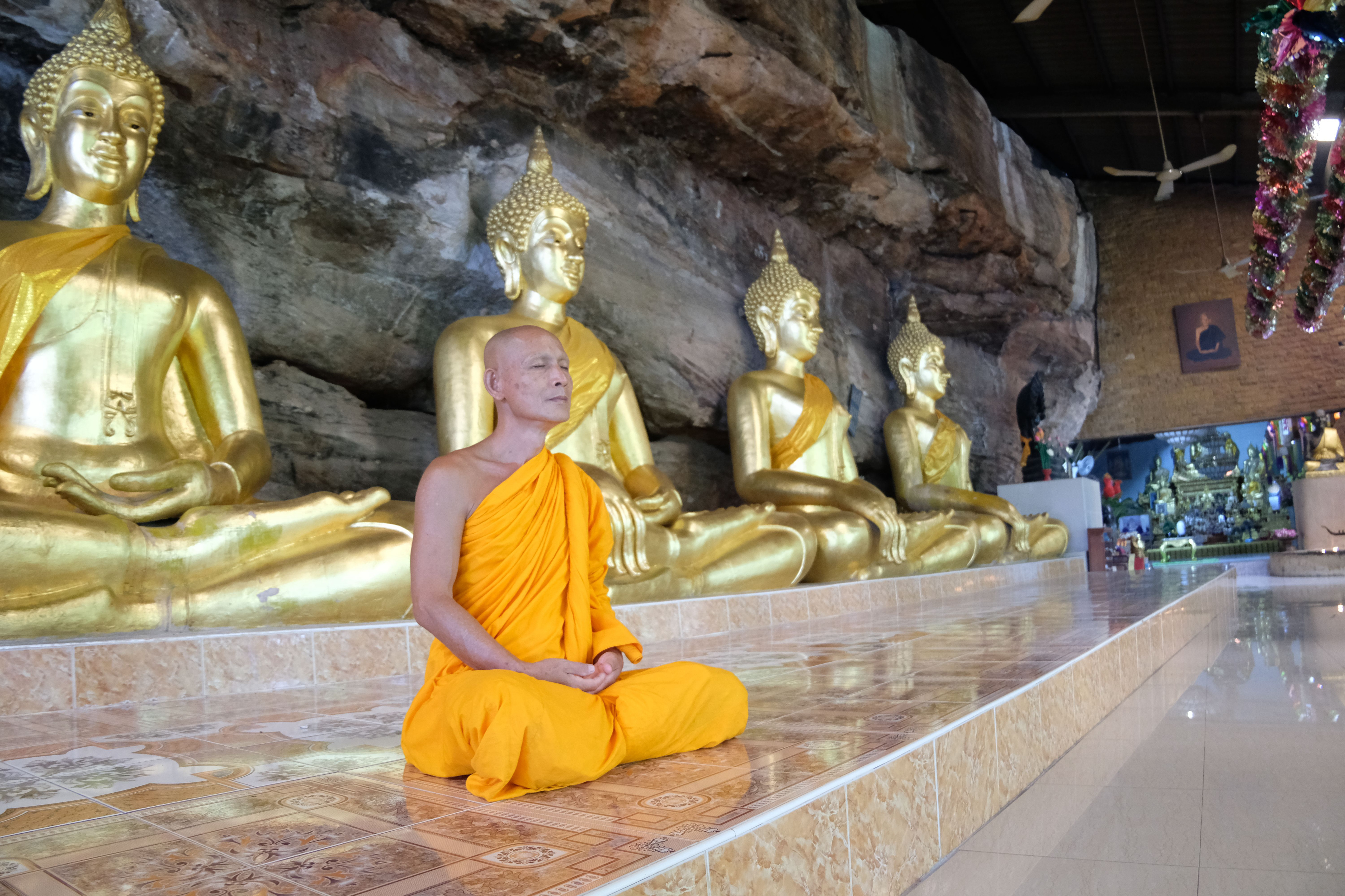 พระภิกษุในวัดกลางหิน