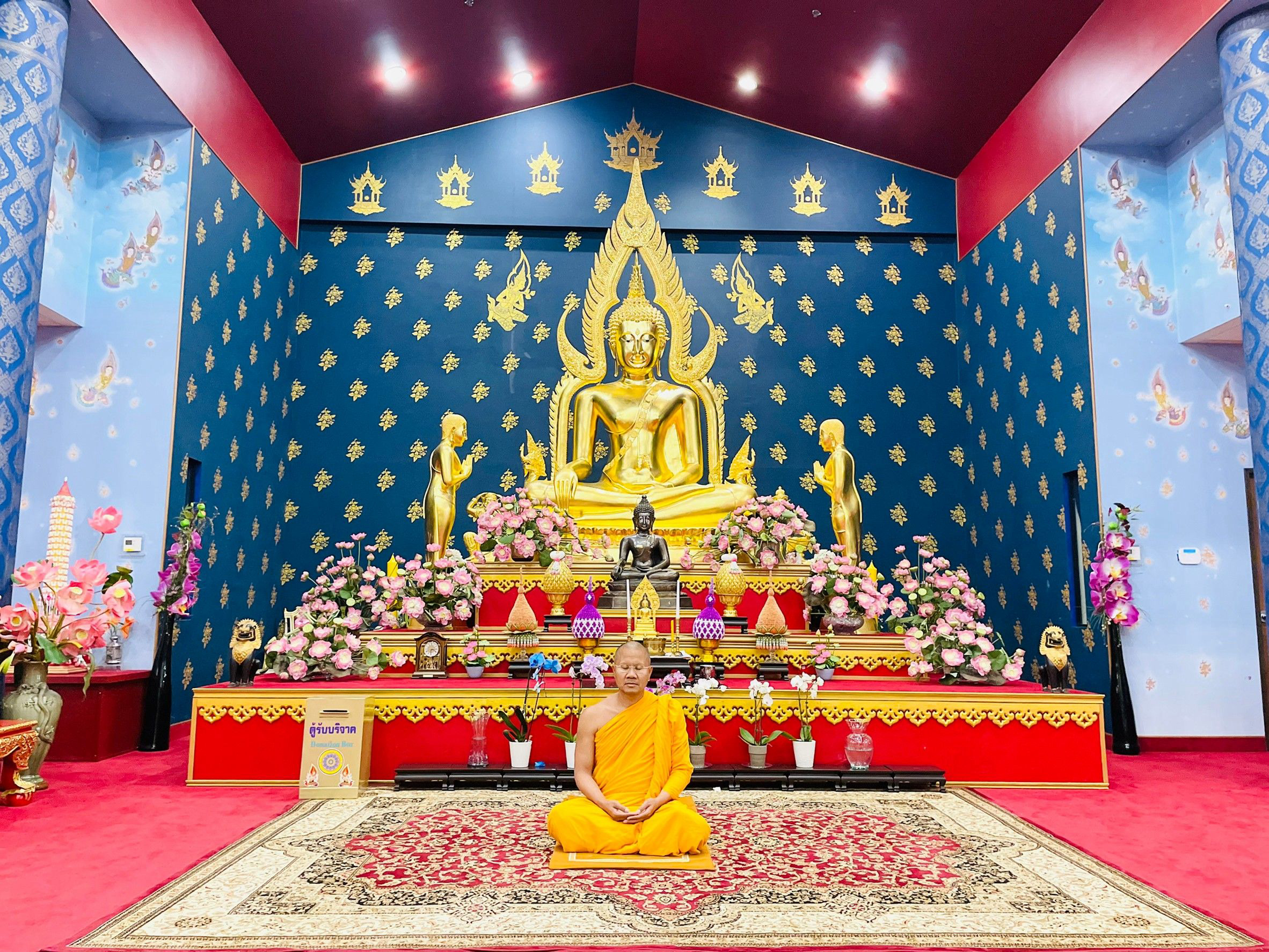 พระพุทธรูปและองค์พระสงฆ์ในวัดไทย