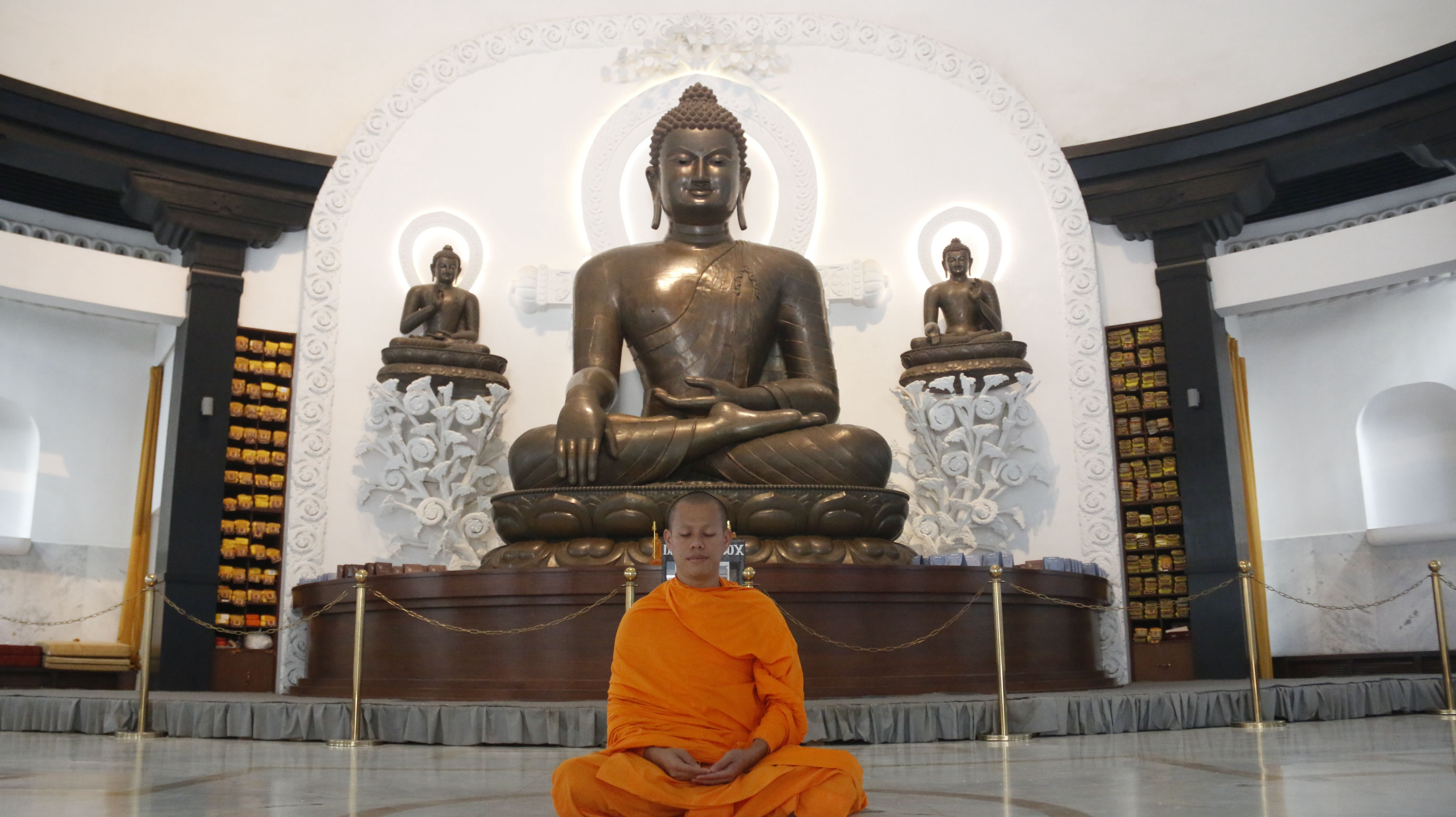 พระพุทธรูปที่ยิ่งใหญ่ในวัด