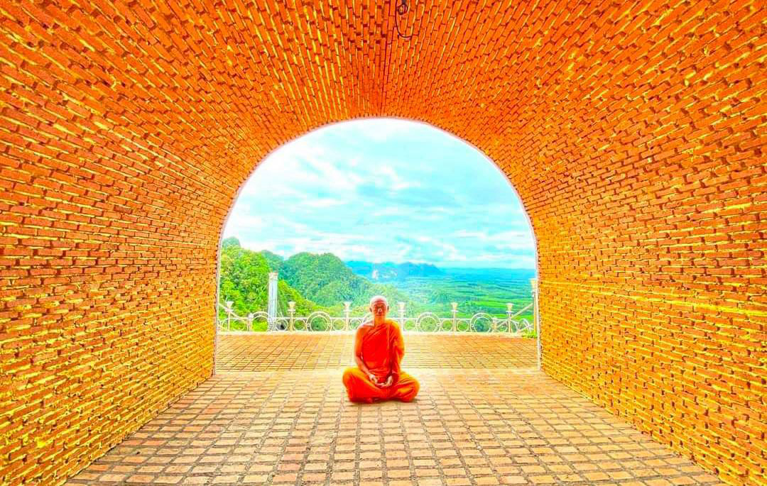 พระสงฆ์นั่งสมาธิในบริเวณศาลา