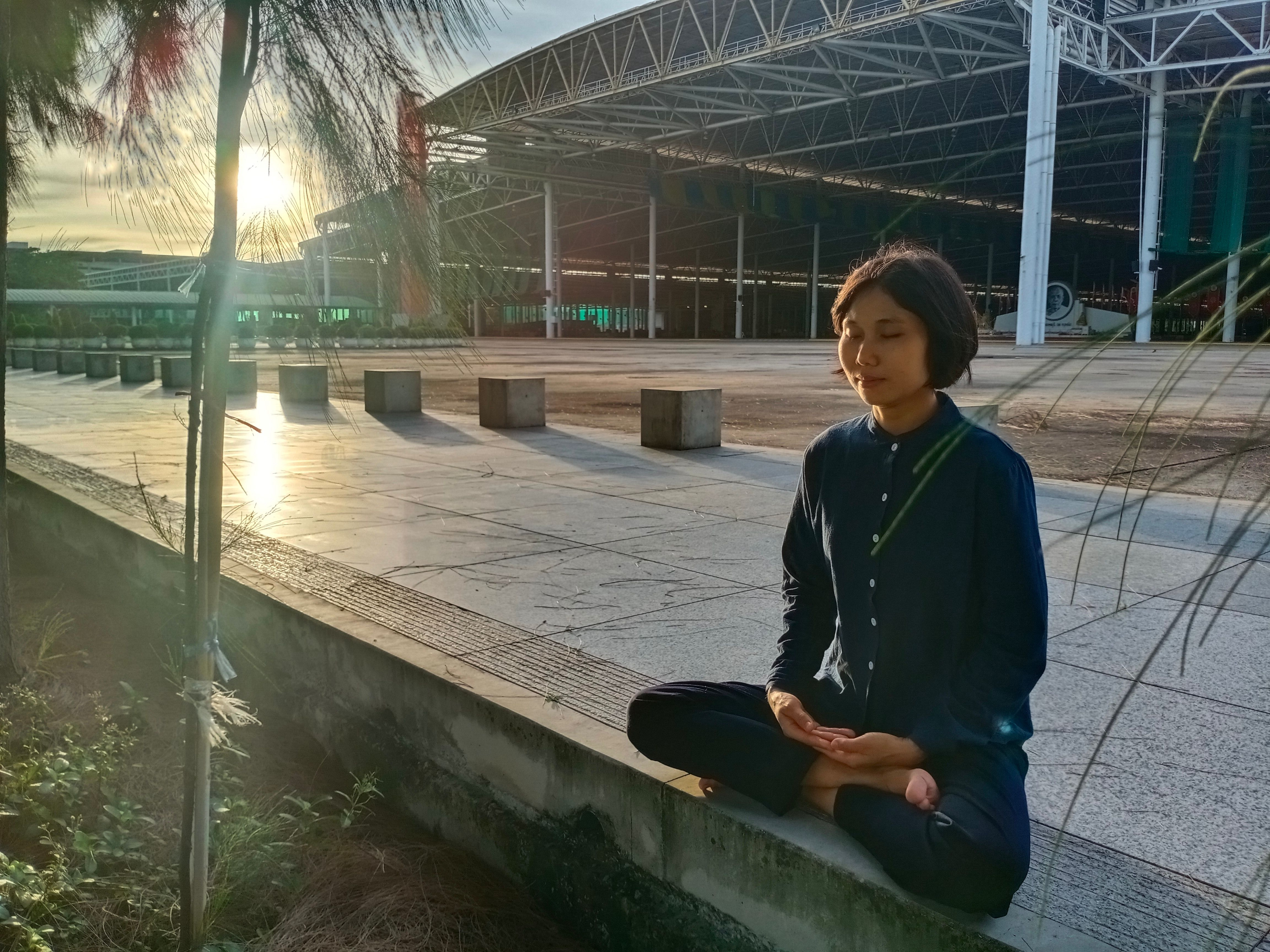 การนั่งสมาธิในยามเย็น