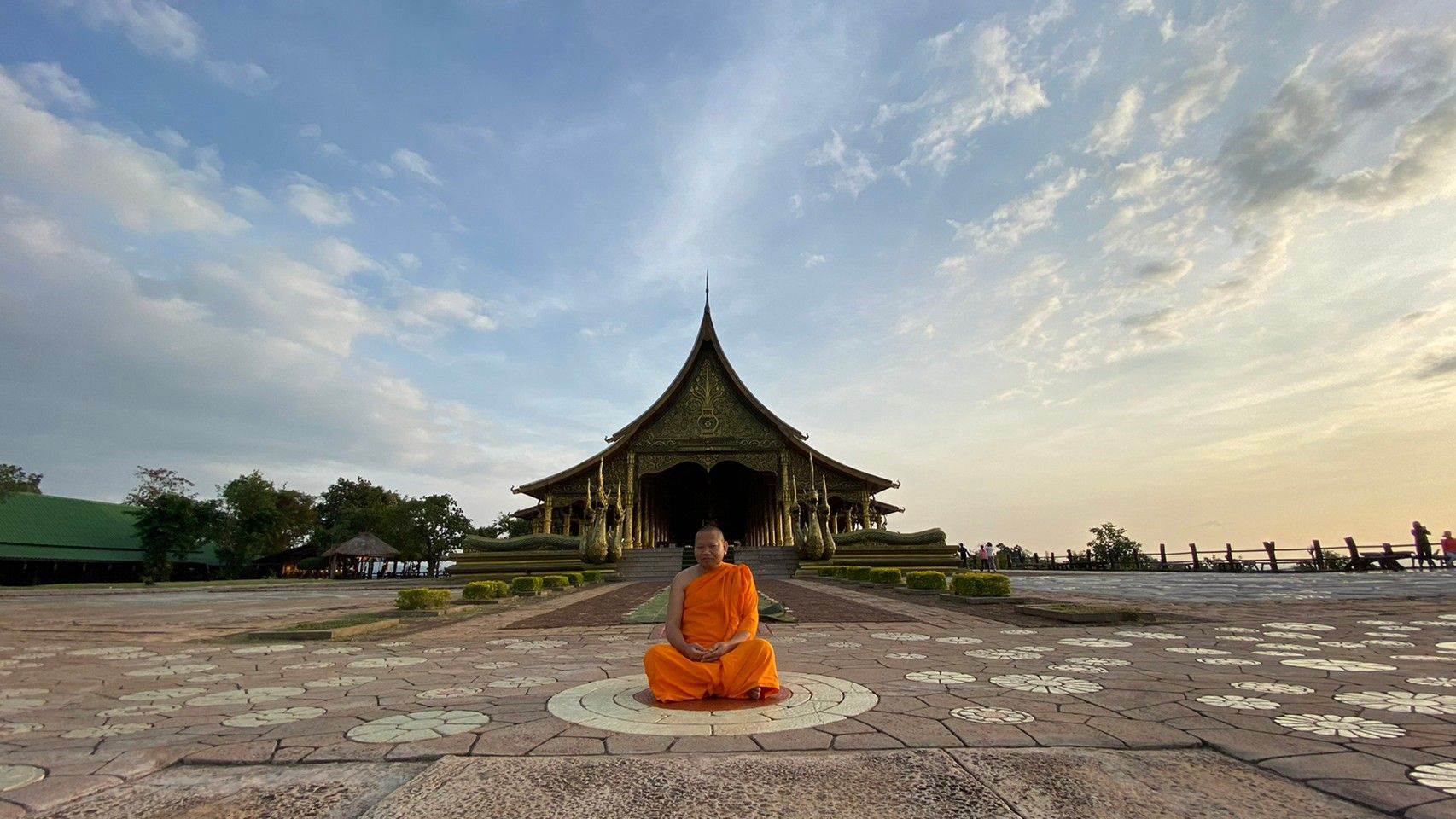 พระสงฆ์นั่งทำสมาธิที่วัดในยามเย็น